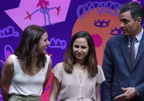 Pedro Sánchez con Ione Belarra e Irene Montero