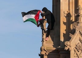 Detienen a un hombre que permaneció más de 16 horas encaramado al Big Ben