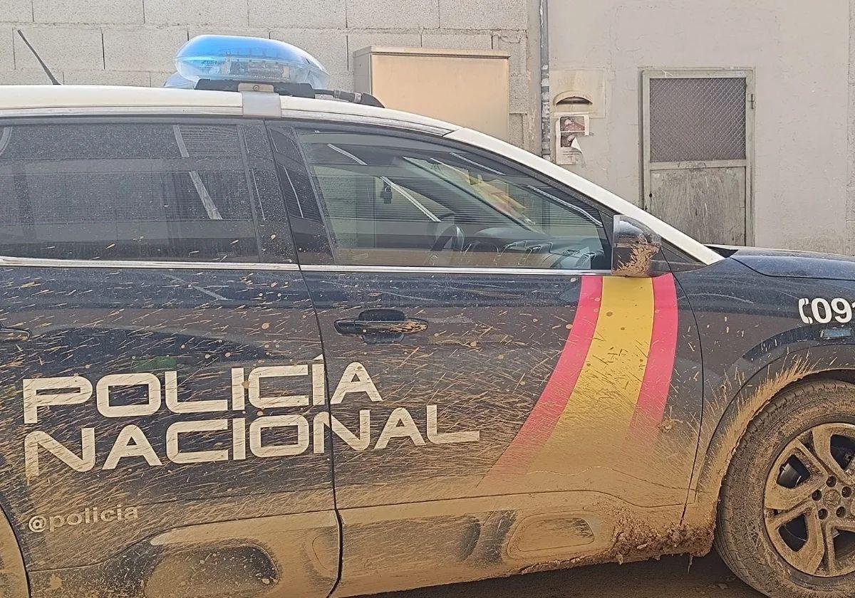 Un coche de la Policía Nacional manchado de barro en la zona de la dana.