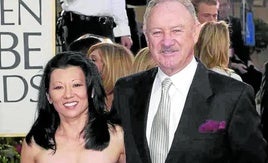 Gene Hackman junto a su mujer