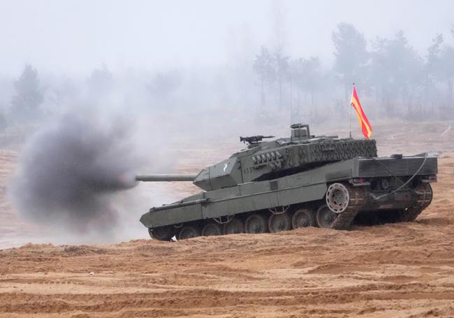 Un Leopard 2 en el campo de tiro.