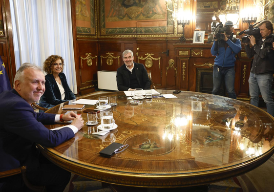 La vicepresidenta primera del Gobierno y ministra de Hacienda, María Jesús Montero, junto al ministro de inistro de Política Territorial y Memoria Democrática, Ángel Víctor Torres, y el presidente de Canarias, Fernando Clavijo