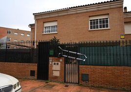 La vivienda tutelada está ubicada en la calle Castillo de Benquerencia, en la Urbanización Guadiana.