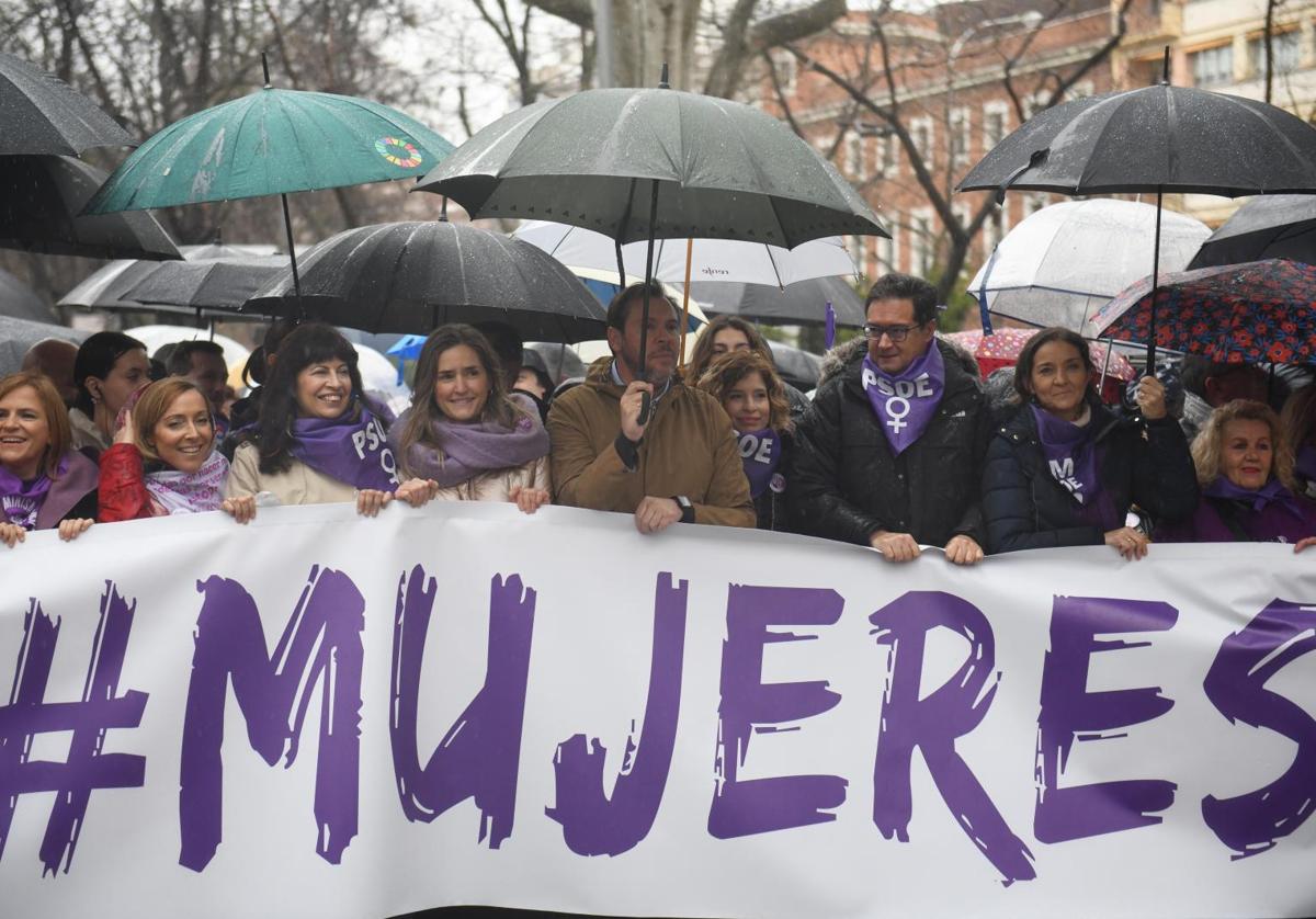 El ministro de Transportes y Movilidad Sostenible del Gobierno de España, Óscar Puente (c) y el ministro para la Transformación Digital y de la Función Pública, Óscar López, durante la manifestación del 8M en Madrid.