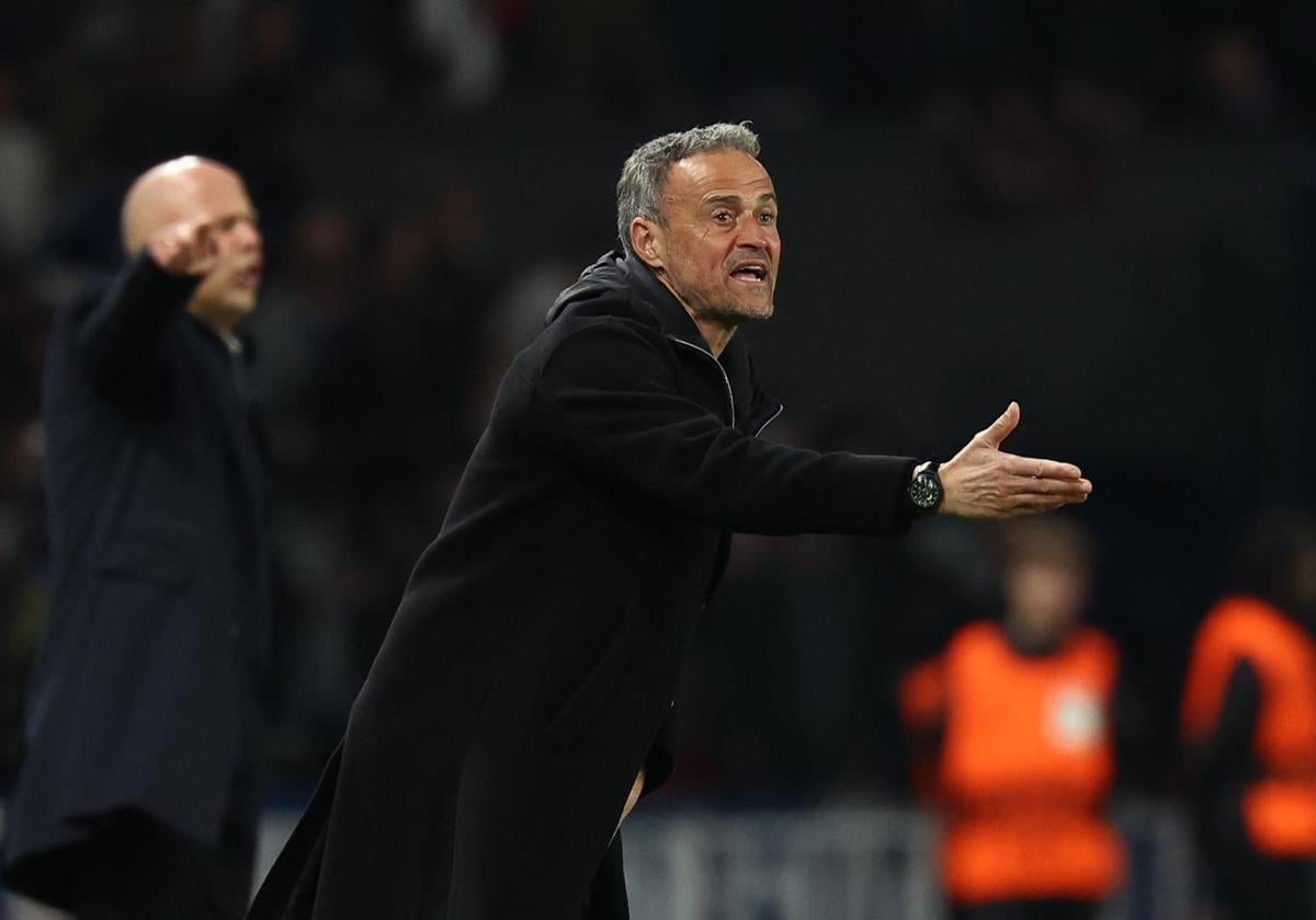 Luis Enrique, durante el PSG-Liverpool con Arne Slot en segundo plano.