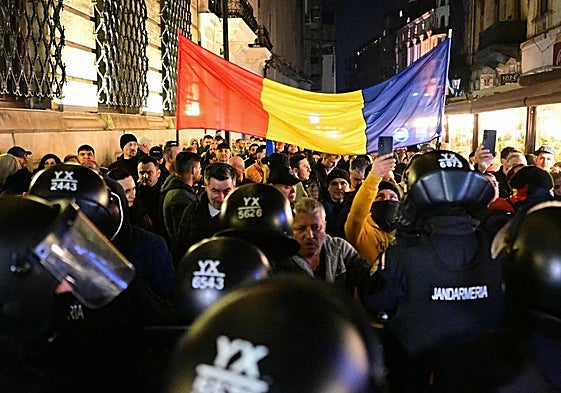 Numerosas personas salieron el domingo a las calles de Rumanía para apoyar a Georgescu.