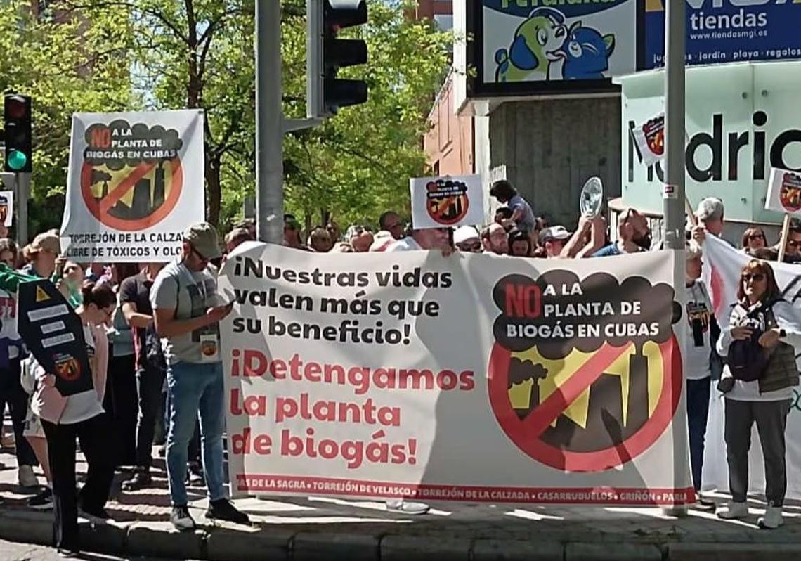 Protesto vizinho em Cubas de la Sagra, bandeira do bairro luta contra Acciona, que desistiu do projeto em dezembro de 2024.