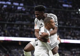 Tchouaméni celebra con Mbappé el primer gol del Real Madrid ante el Rayo.