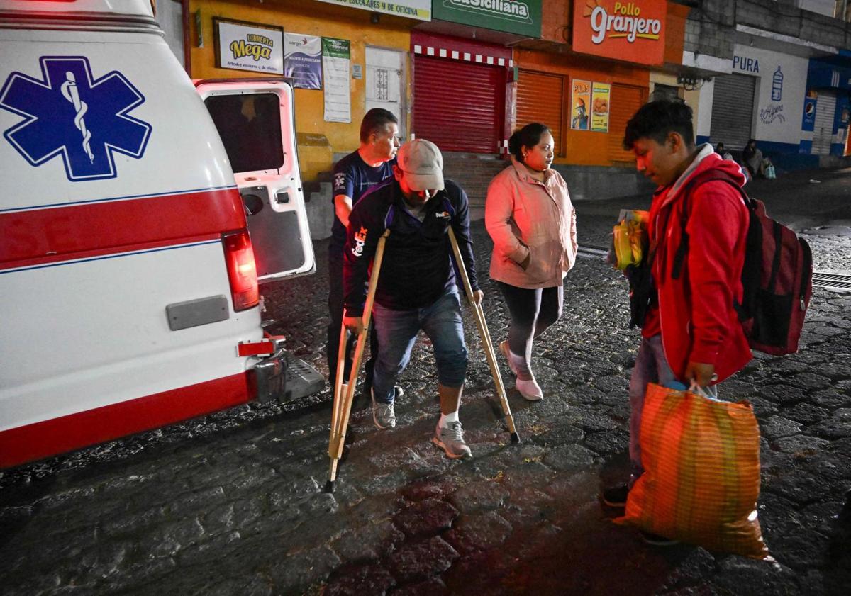 Imagen principal - Unas 125 familias han sido trasladadas a zonas seguras.