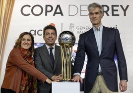 María José Catalá, Carlos Mazón y Antonio Martín posan con el trofeo de la Copa del Rey