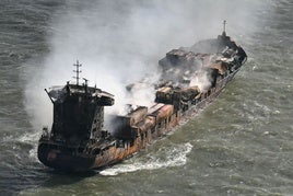 Estado en el que quedó el carguero Solong tras incendiarse después de colisionar con un petrolero.