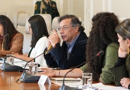 El presidente colombiano, Gustavo Petro (centro), este lunes en la presentación de los últimos avances de la expedición sobre el galeón español San José.