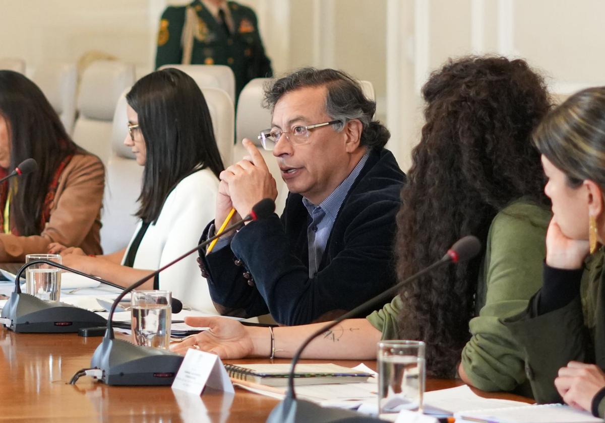 El presidente colombiano, Gustavo Petro (centro), este lunes en la presentación de los últimos avances de la expedición sobre el galeón español San José.