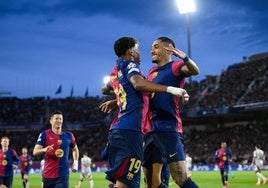 Lamine Yamal y Raphinha celebran el primero de los goles del brasileño al Benfica.