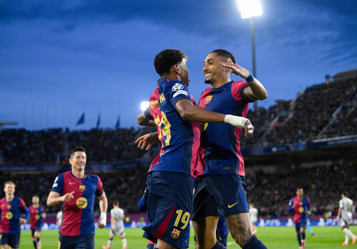 Lamine Yamal y Raphinha celebran el primero de los goles del brasileño al Benfica.