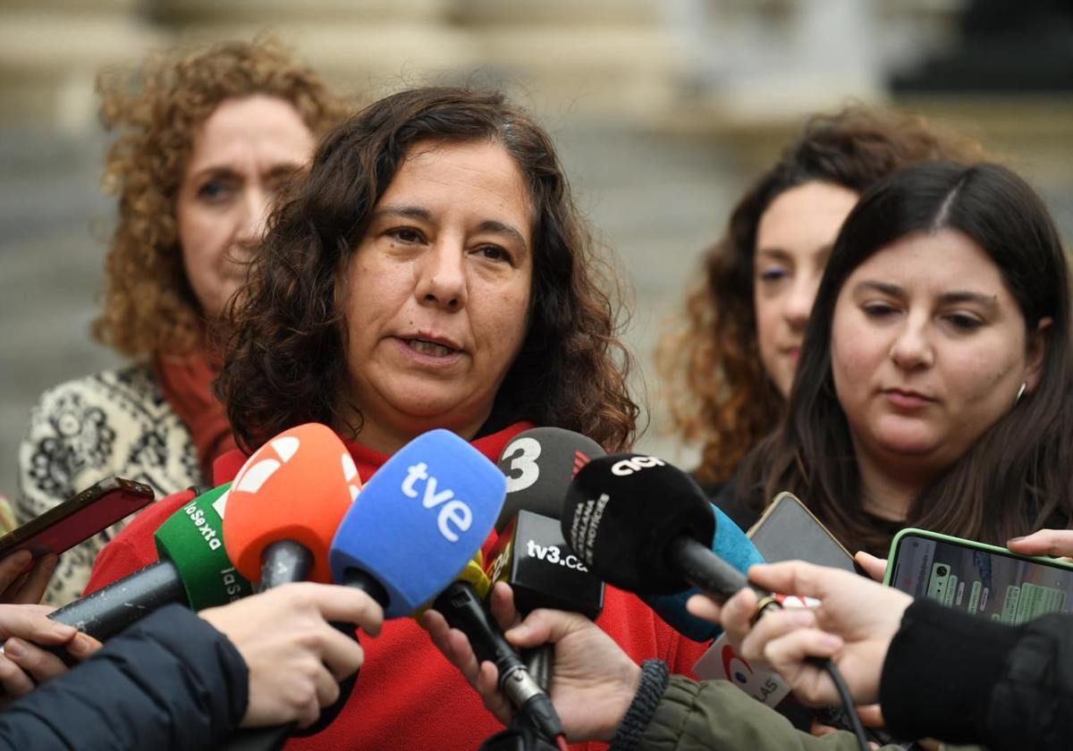 La diputada de los comunes en el Parlament catalán Susana Segovia atiende a los medios antes del pleno del Congreos.