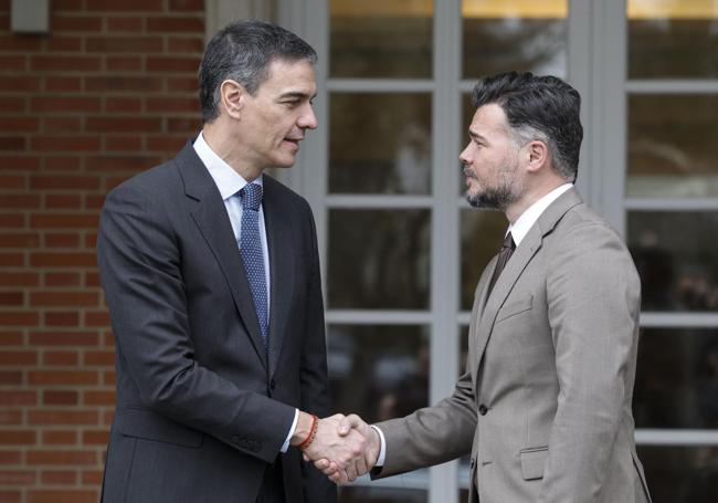 El presidente del Gobierno, Pedro Sánchez, recibe este jueves al portavoz de ERC en el Congreso, Gabriel Rufián, en el Palacio de la Moncloa