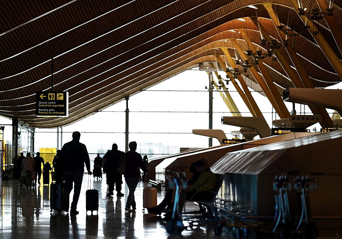 Aeropuerto Adolfo Suárez Madrid Barajas, gestionado por Aena.