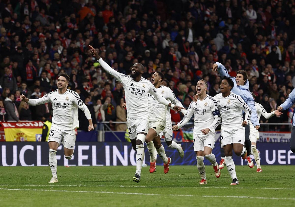 Los jugadores del Real Madrid celebran la victoria en una tanda de penaltis que abrochó Rüdiger.
