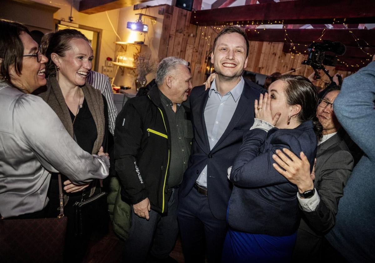 Jens-Frederik Nielsen celebra la victoria de su partido, Demokraatit, con sus compañeros.