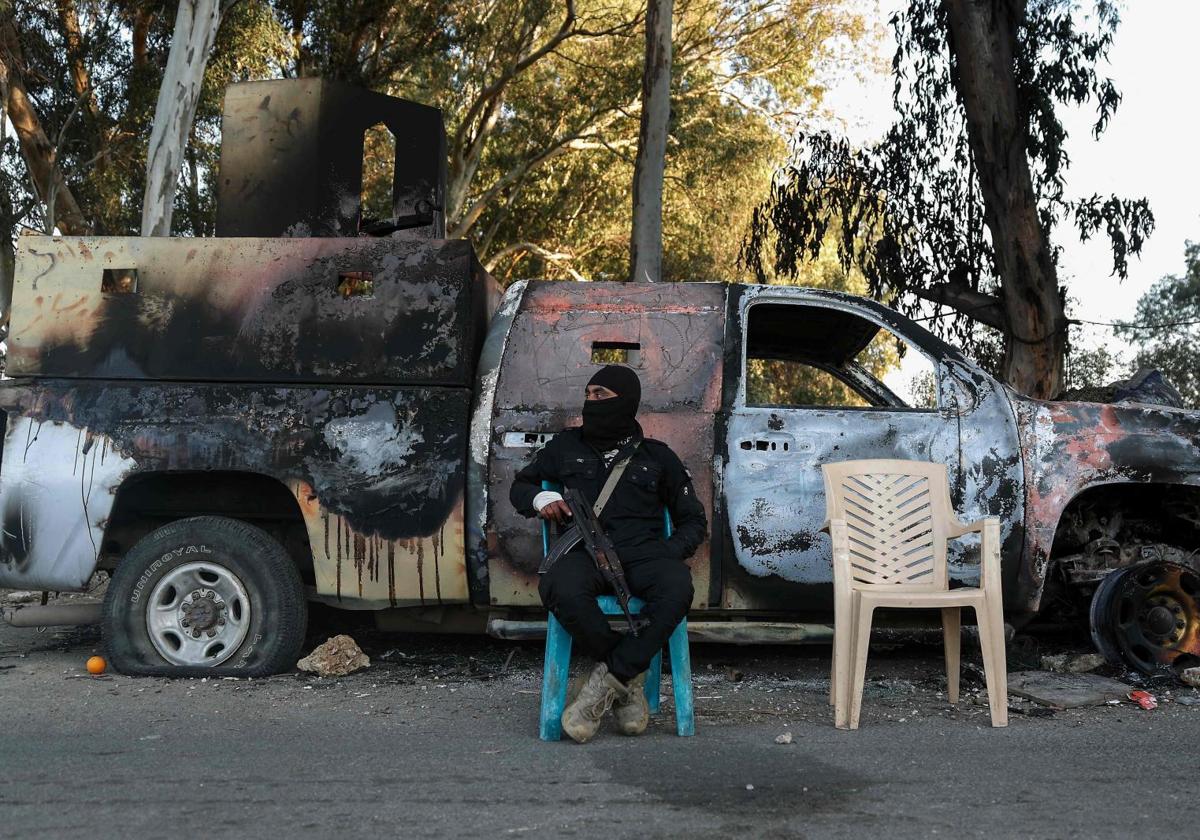 Un miembro de las fuerzas de seguridad leales al Gobierno interino sirio custodia un puesto de control en Latakia.