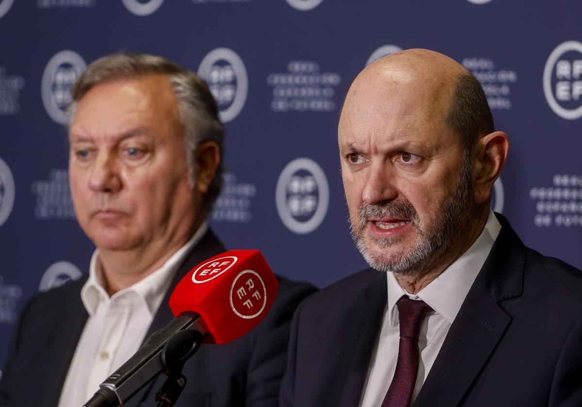 The president of the RFEF, Rafael Louzán (right), and the head of referees, Luis Medina Cantalejo.