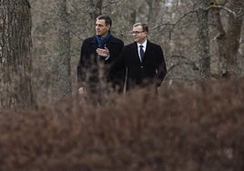 Pedro Sánchez con el primer ministro de Finlandia, Petteri Orpo, hoy en Helsinki