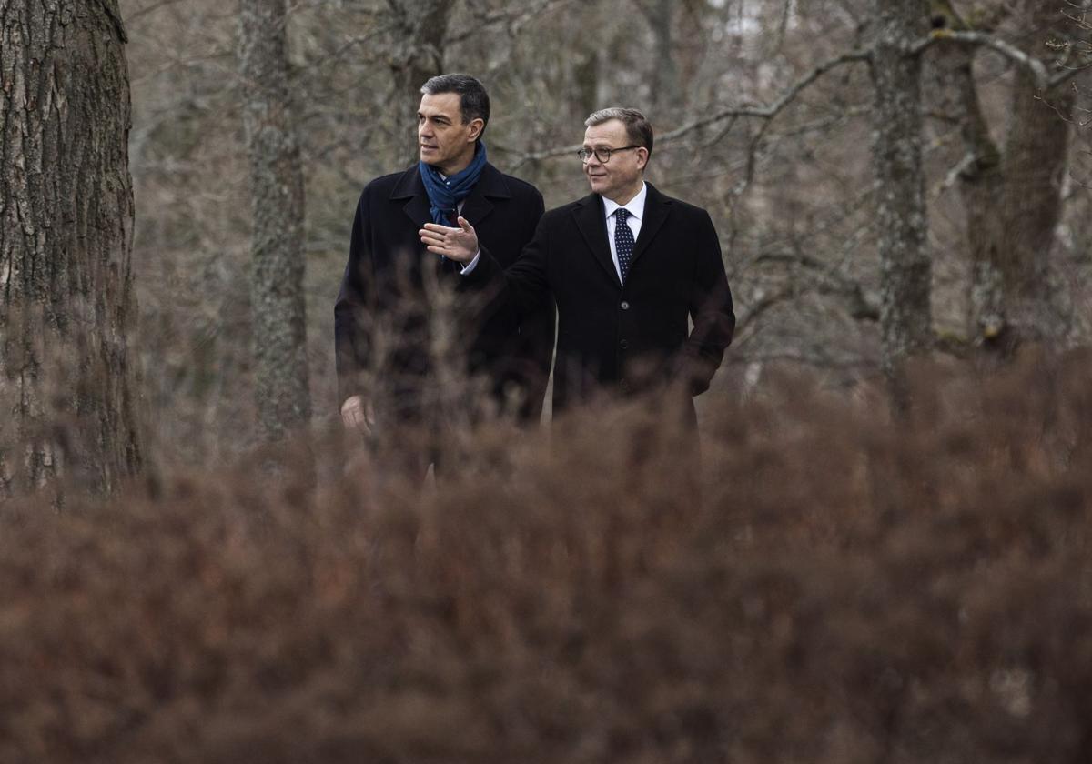 Pedro Sánchez con el primer ministro de Finlandia, Petteri Orpo, hoy en Helsinki