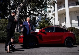 Musk convierte la Casa Blanca en un concesionario de Tesla y logra que Trump le compre un coche