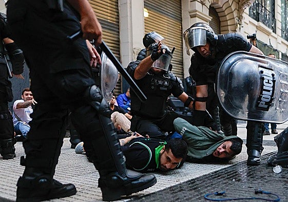 Más de 120 detenidos y 45 heridos en Argentina en una protesta de jubilados a la que se sumaron ultras del fútbol