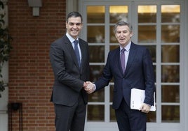 Pedro Sánchez y Alberto Núñez Feijóo esta mañana en la Moncloa