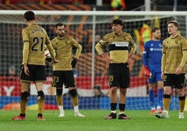 Jon Aramburu (2d), tras ver la tarjeta roja en Old Trafford.