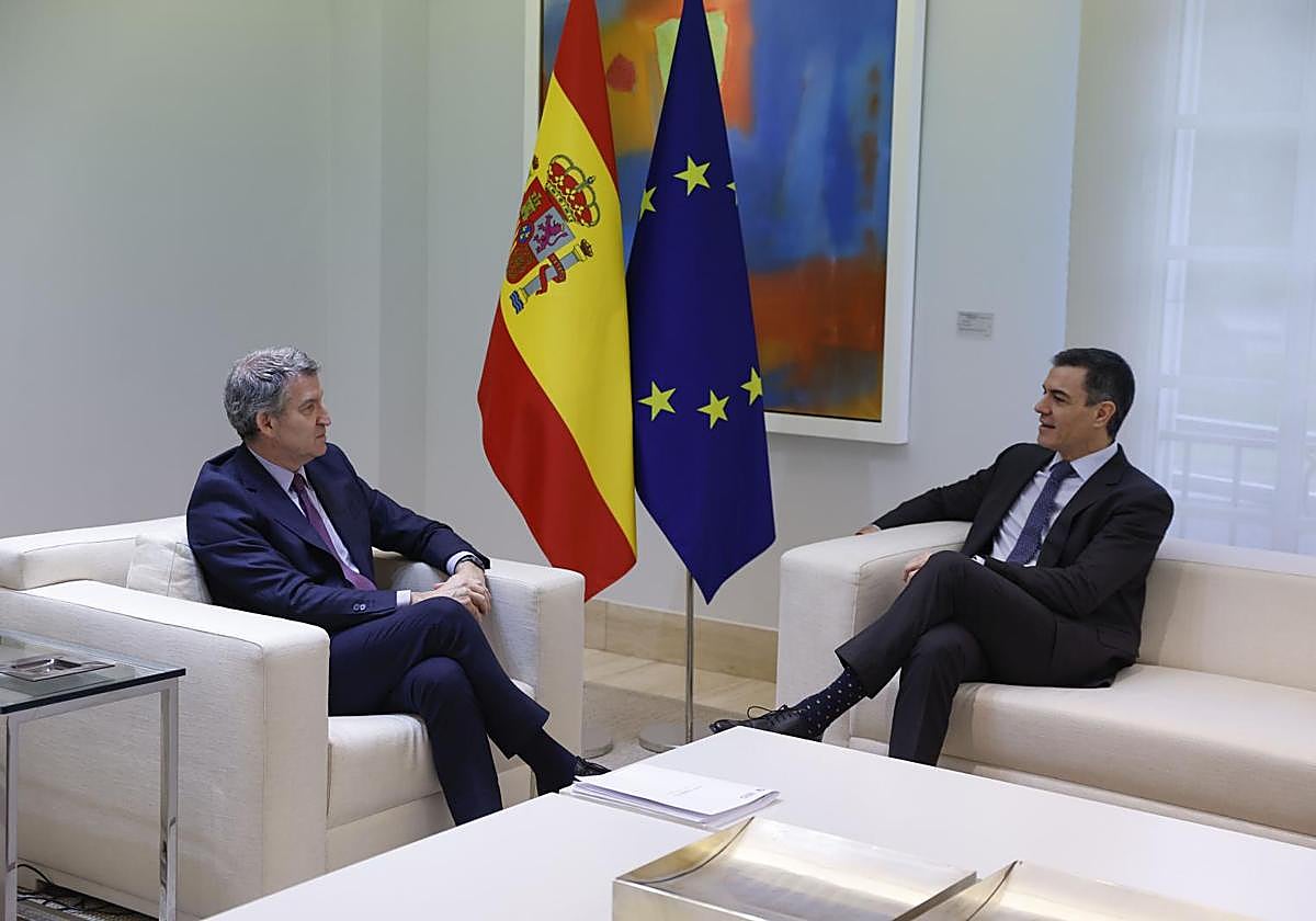 El presidente del Gobierno, Pedro Sánchez, junto al presidente del PP, Alberto Núñez Feijóo, en el palacio de La Moncloa.