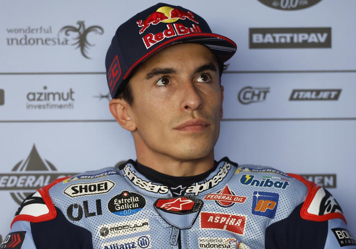 Marc Márquez speaking before a race