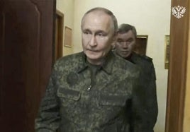 El presidente ruso, Vladímir Putin, durante su visita este miércoles a las tropas en Kursk.