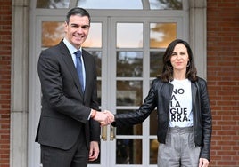 Pedro Sánchez e Ione Belarra se saludan antes de reunirse en la Moncloa.