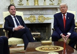 El presidente de EE UU, Donald Trump, y el secretario general de la OTAN, Mark Rutte, durante su reunión este jueves en el Despacho Oval.