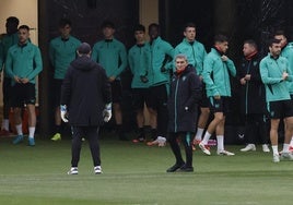 Ernesto Valverde supervisa el último entrenamiento del Athletic previo al duelo contra la Roma.