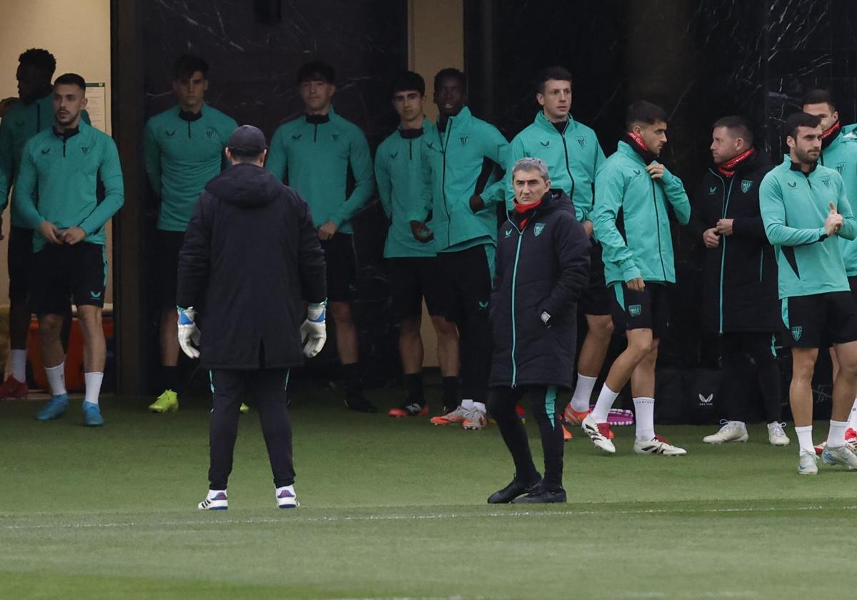 Ernesto Valverde supervisa el último entrenamiento del Athletic previo al duelo contra la Roma.