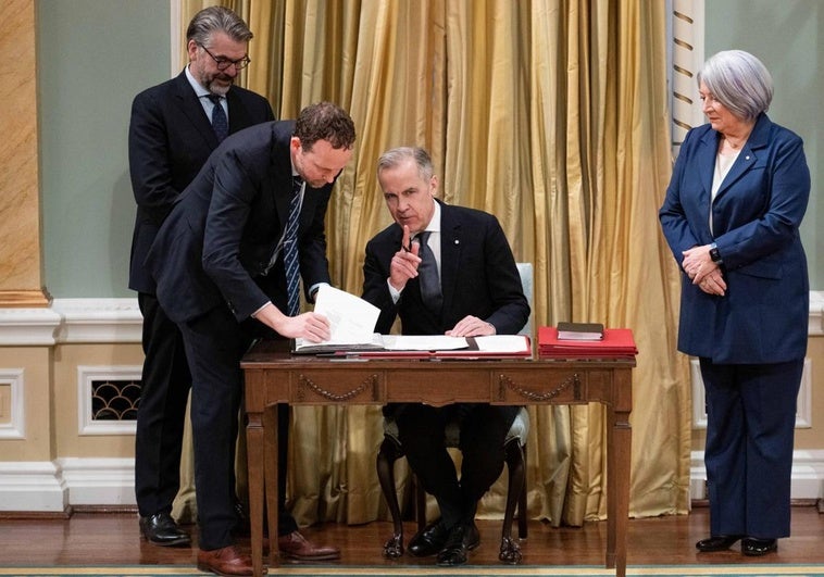 Mark Carney firma el juramento de primer ministro.