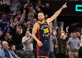 Stephen Curry celebra su triple 4.000 en la NBA.