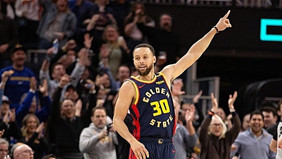 Stephen Curry rompe la barrera de los 4.000 triples