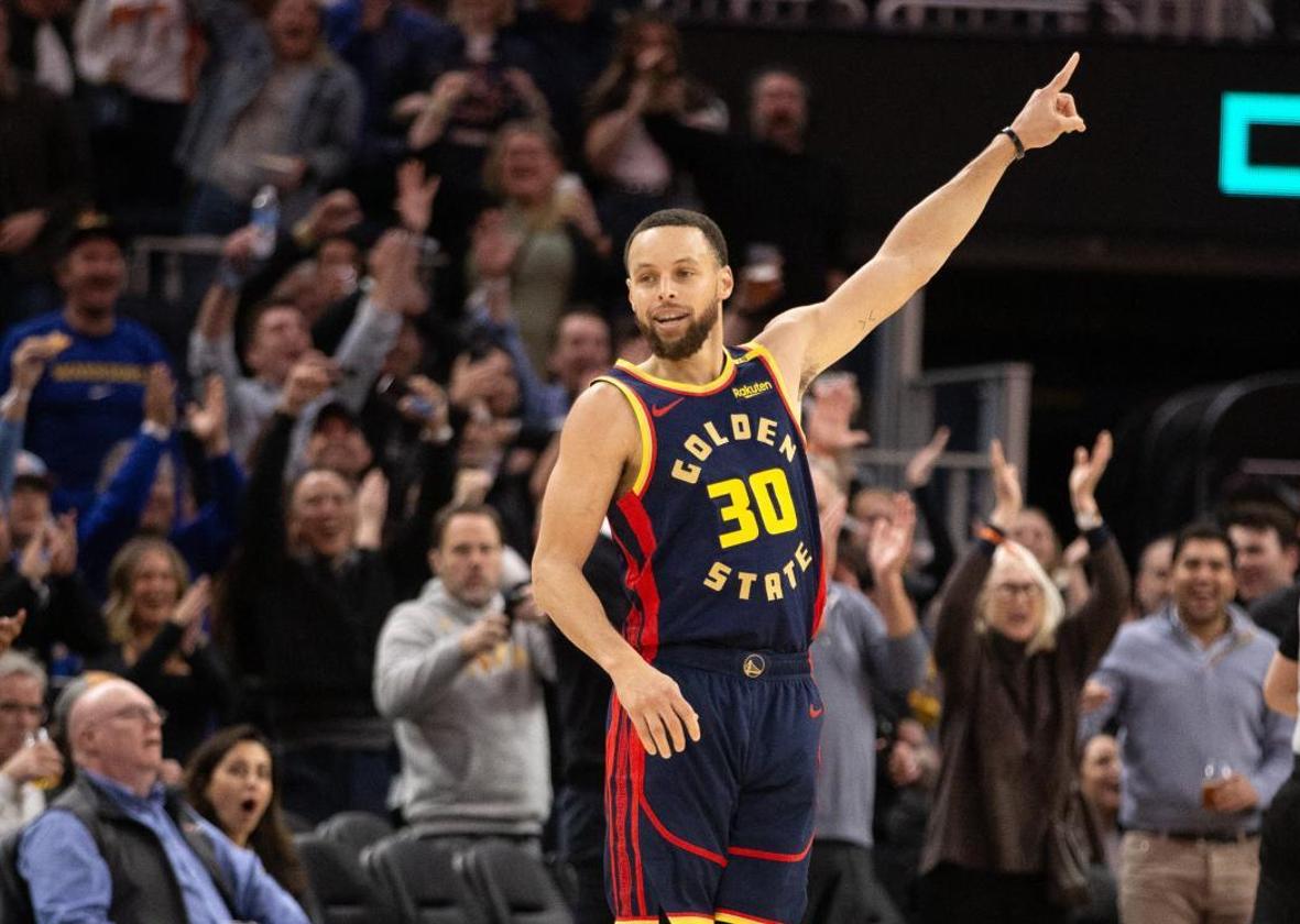 Stephen Curry celebra su triple 4.000 en la NBA.