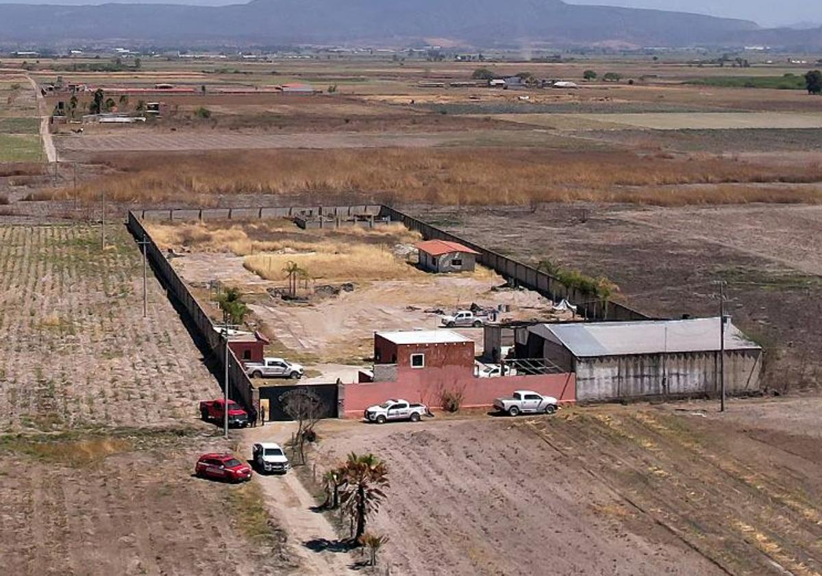 Imagen principal - Vista general del Rancho Izaguirre; voluntarios de 'Guerreros de Jalisco' clasifican pruebas; labores de excavación en la zona.