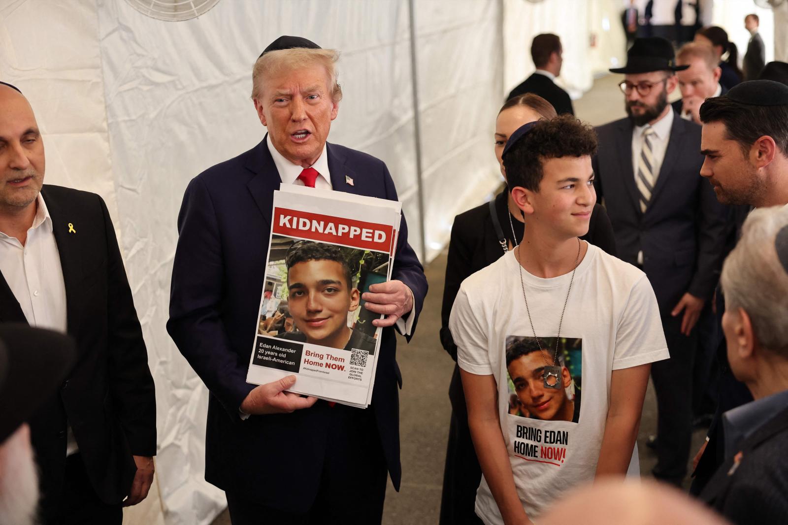 El presidente estadounidense, Donald Trump, posó con un retrato del rehén Edan Alexander durante un acto de campaña el pasado octubre.