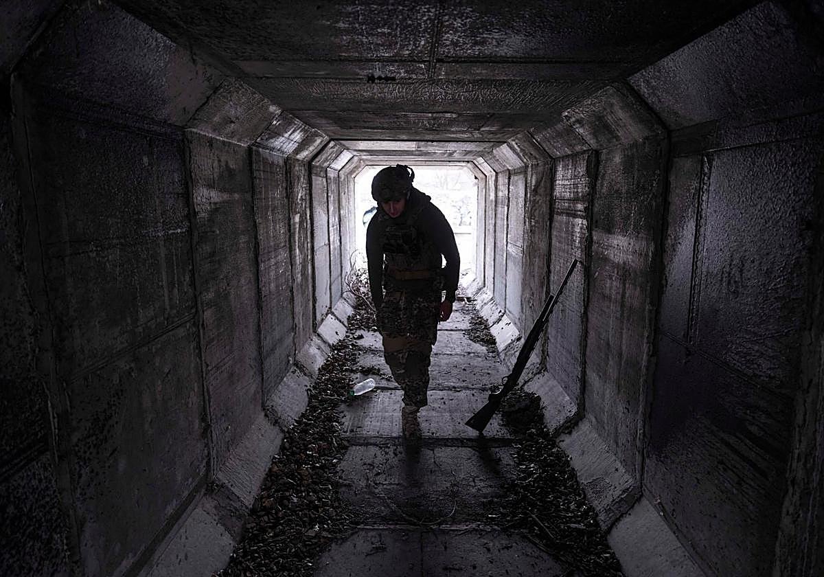 Un militar ucraniano se esconde de un drone ruso durante un ataque a la localidad de Pokrovsk, en la región de Donetsk.