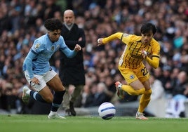 Mitoma regatea a Lewis durante el City-Brighton.