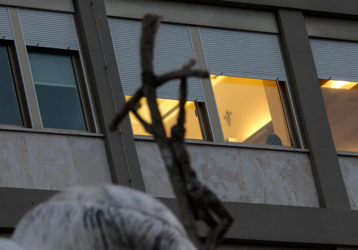 Una habitación iluminada en el Hospital Universitario Gemelli de Roma, donde se3 encuentra ingresado el Papa.