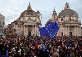 Una muchedumbre acudió a la plaza del Popolo, en Roma, para mostrar su apoyo a los valores de la UE.