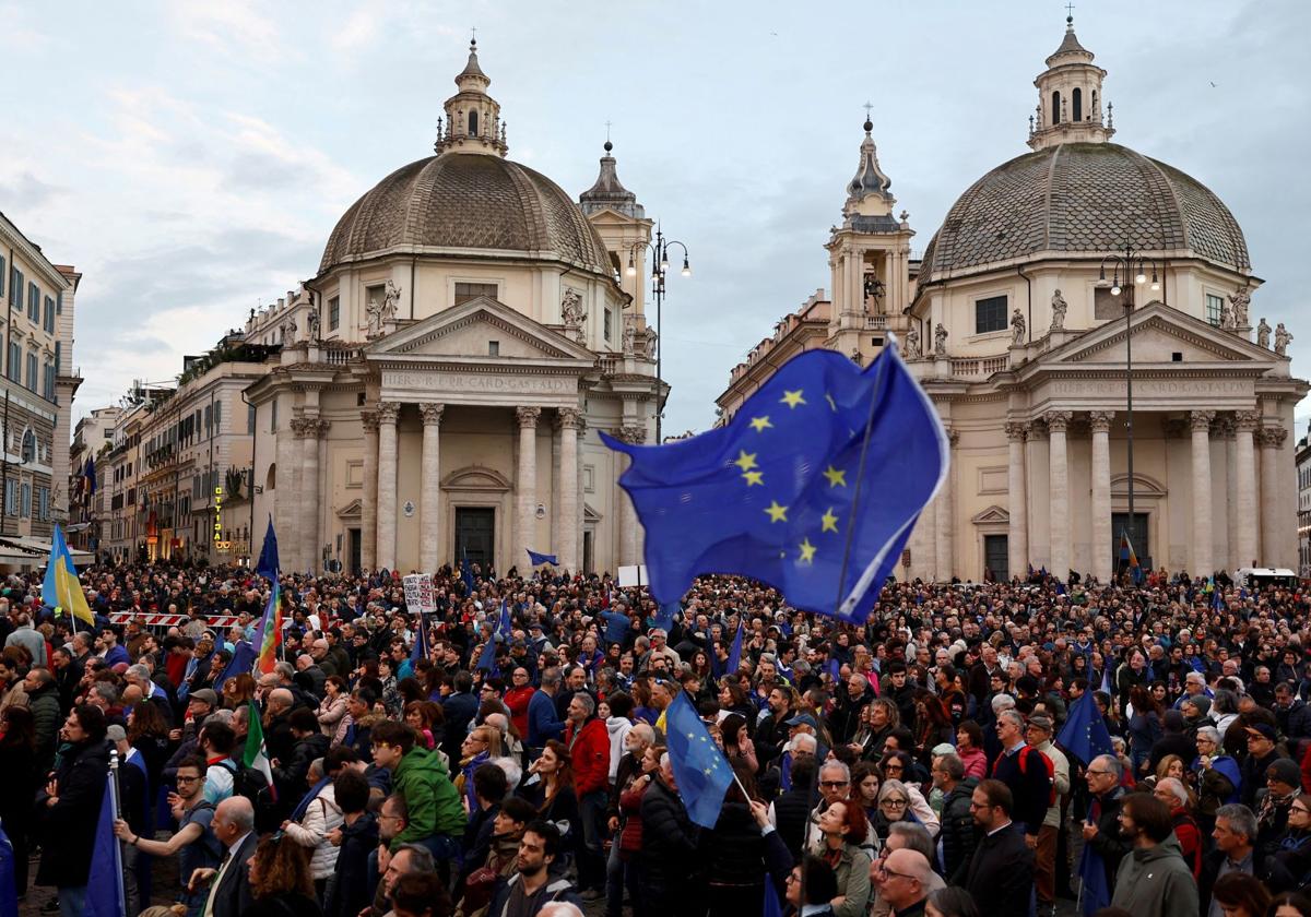 Una muchedumbre acudió a la plaza del Popolo, en Roma, para mostrar su apoyo a los valores de la UE.